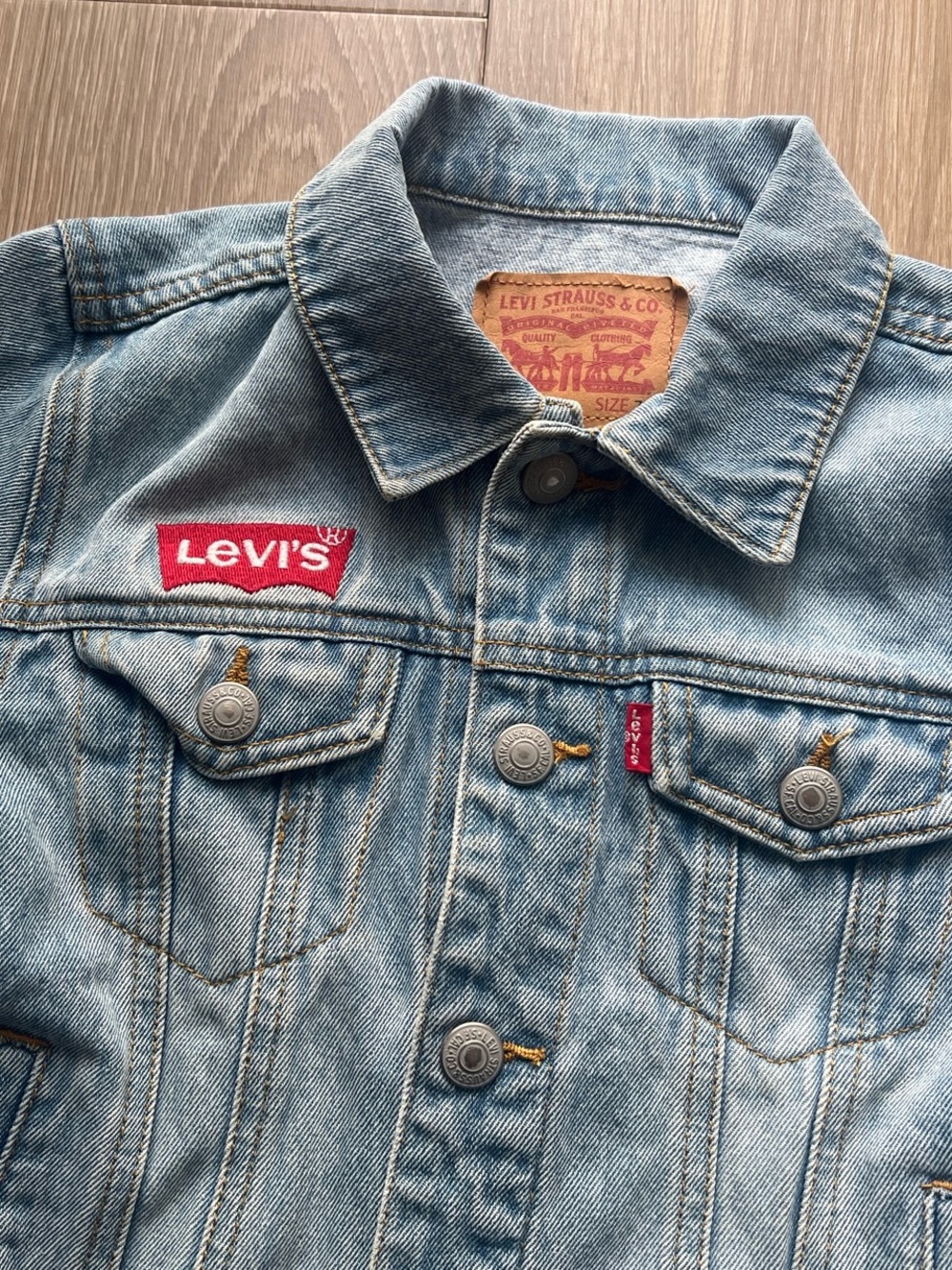 Levi's Light Blue Denim Jacket with Red Logo Patch - Picture 4 of 6